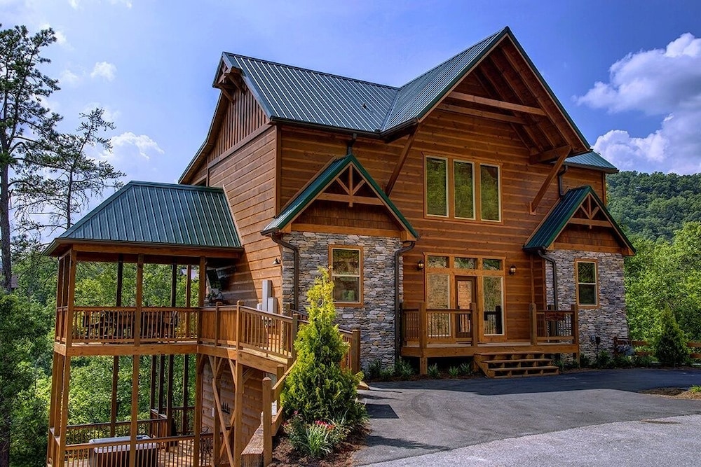 Chateaux Nirvana - 5 Bedrooms, 5 Baths, Sleeps 20 Home by RedAwning