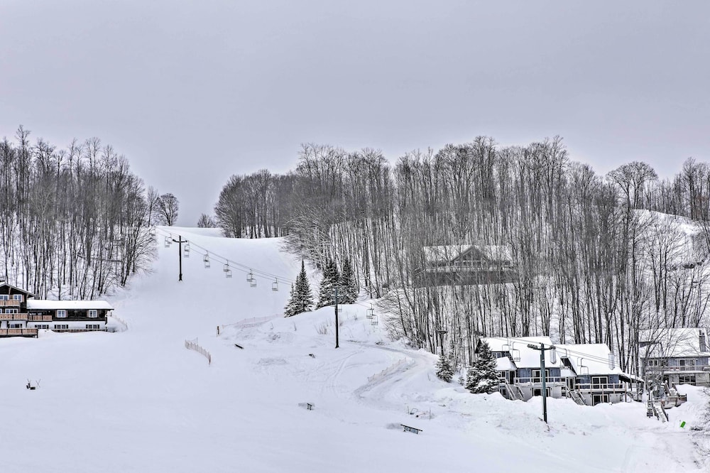 Ski-in/ski-out Condo in Upson - Walk to Lake