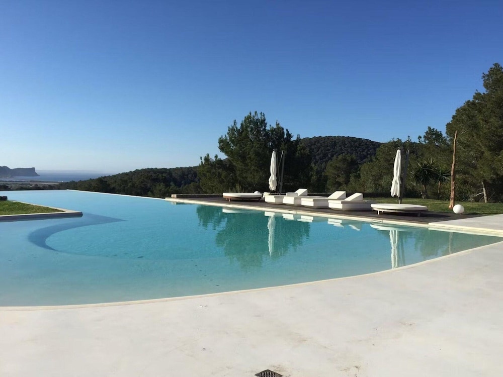Magnificent Villa With Infinity Pool