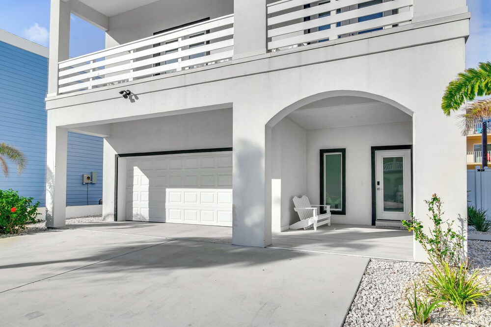 1 Block to Beach: South Padre Island Paradise!
