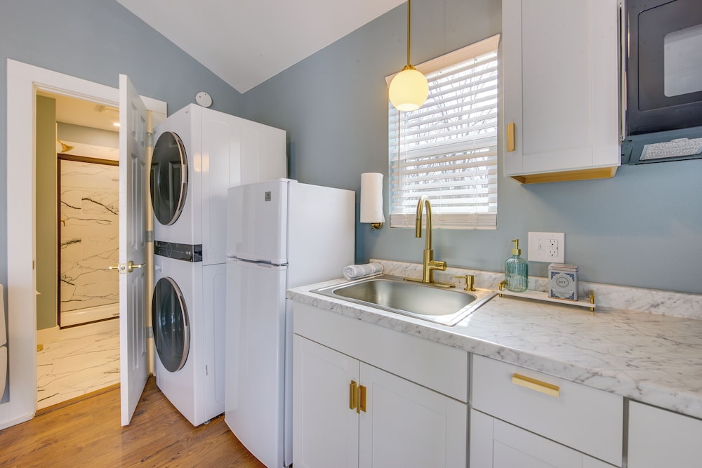 Half-mi to Dtwn: New Cottage in Jefferson!