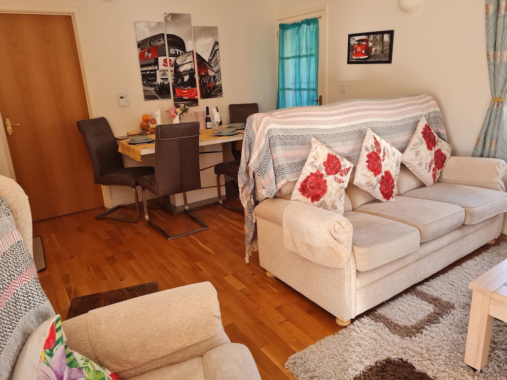 2-bed Cottage, Sleeps 5, Pets Ok, Close to Coast view 4