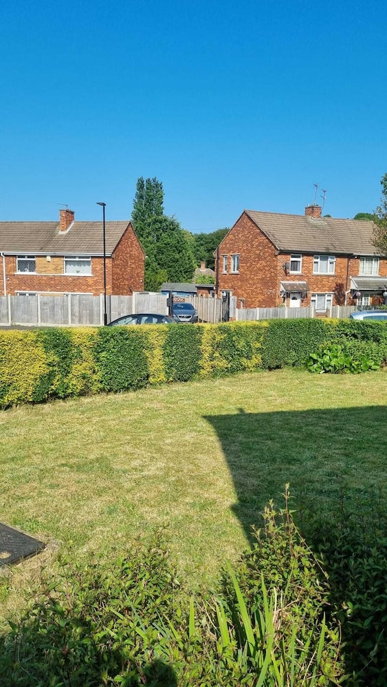 Doncaster-house-sleeps8-parking-garden
