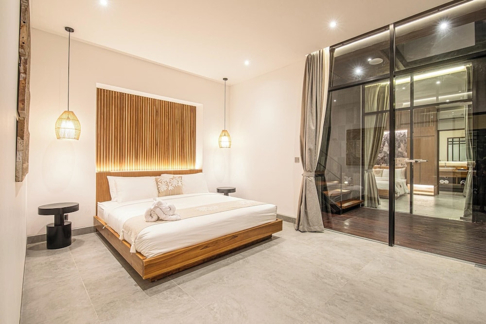 Elegant 6BR Canggu Villa Steps From the Ocean