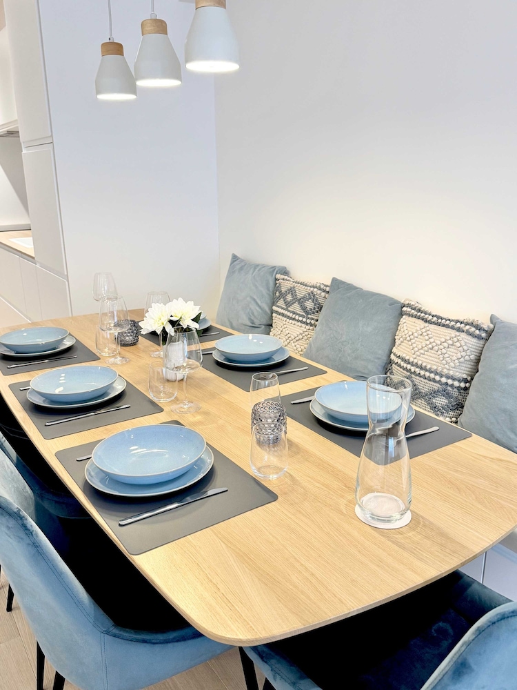 Spacious Bright Apartment Steps From the Beach i
