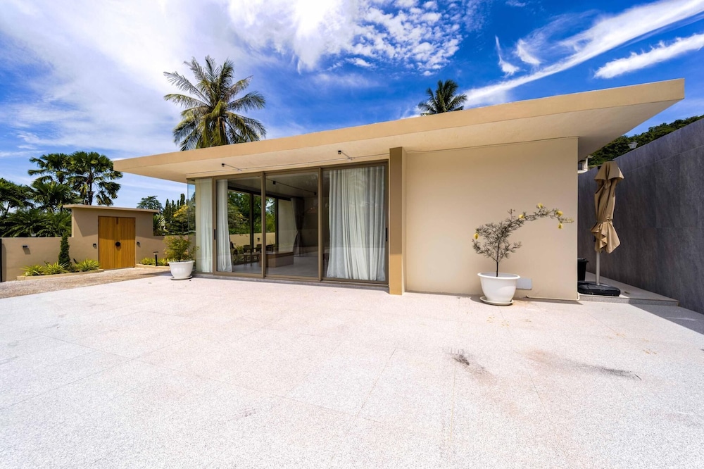 Ultra-Modern 6-Bedroom in GolfCourse PH6
