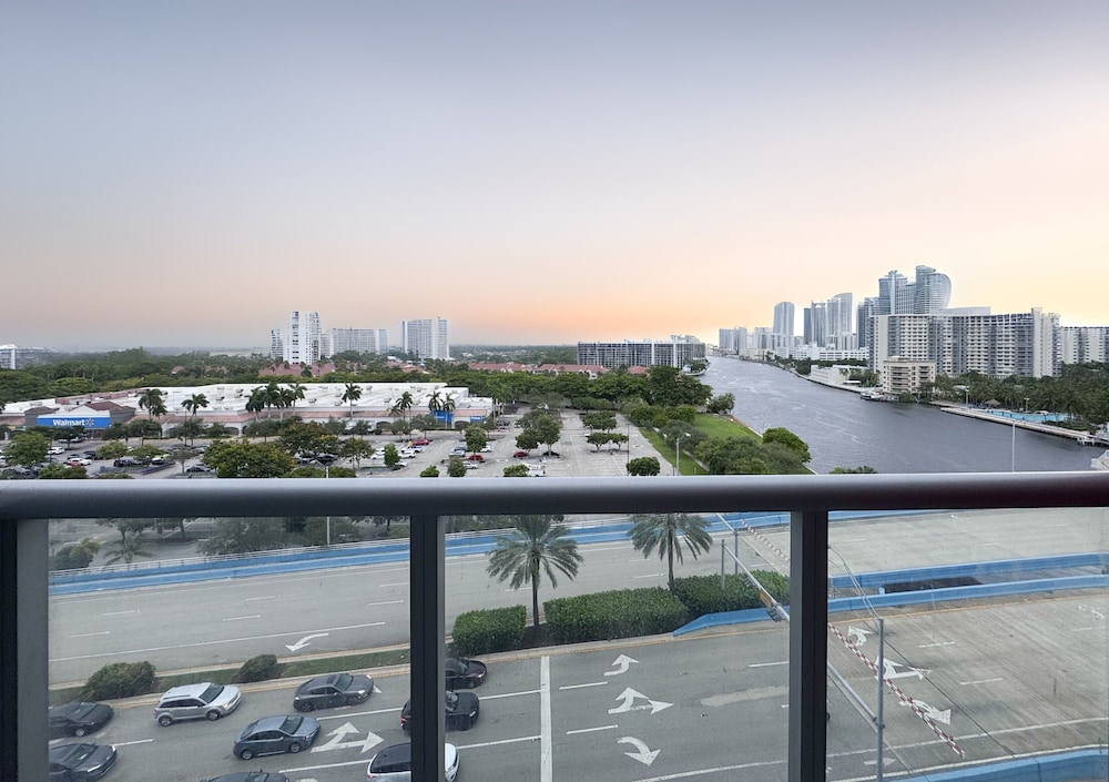 Modern Beachwalk Apt 805