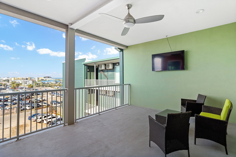 Boardwalk Pent House by Carolina Retreats