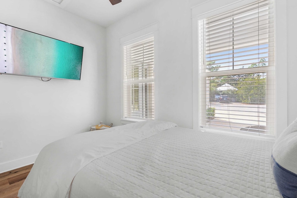 Sleeps 34! 2 Homes, Private Pools, Firepit, Golf Cart, Walk to Beach Seagrove San Juan by Avantstay