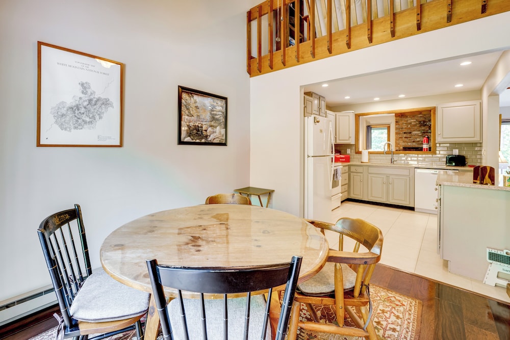 Near Skiing & Hiking! North Conway Gem w/ Balcony