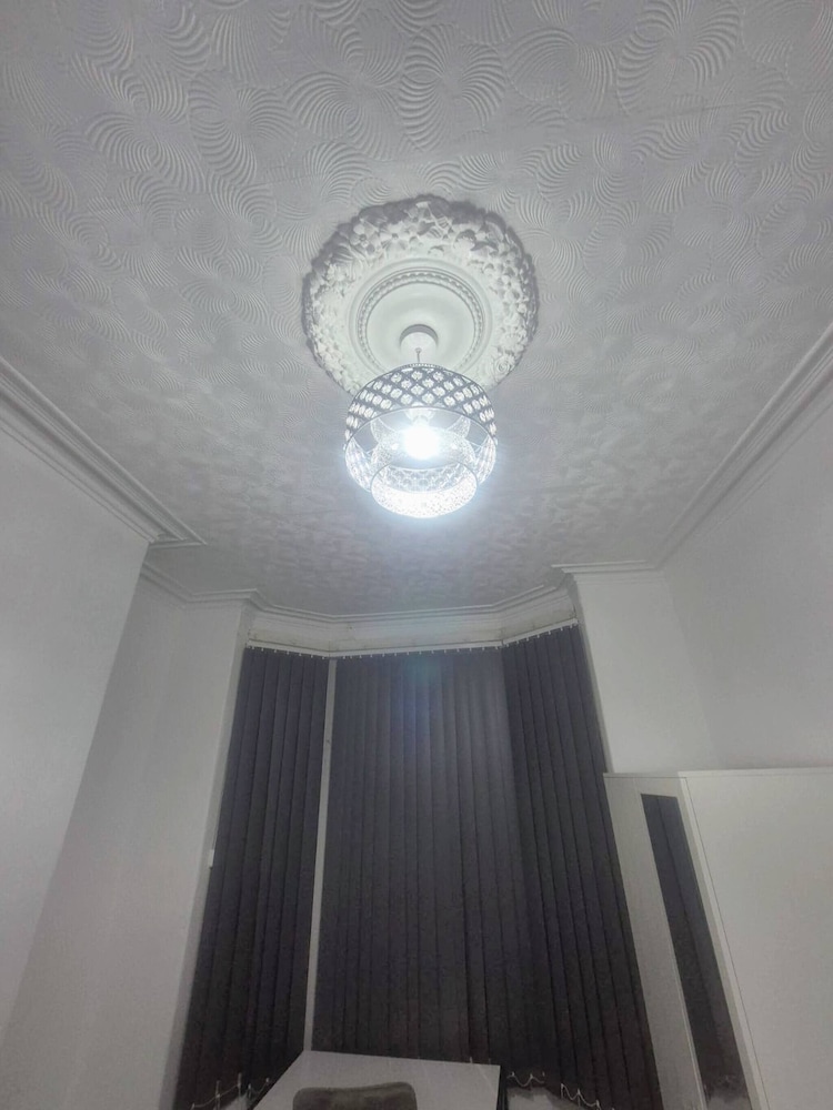 3 Bed Home Free Wifi & Netflix Central Location