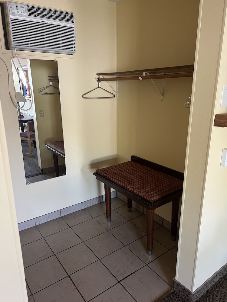 All Star Inn & Suites