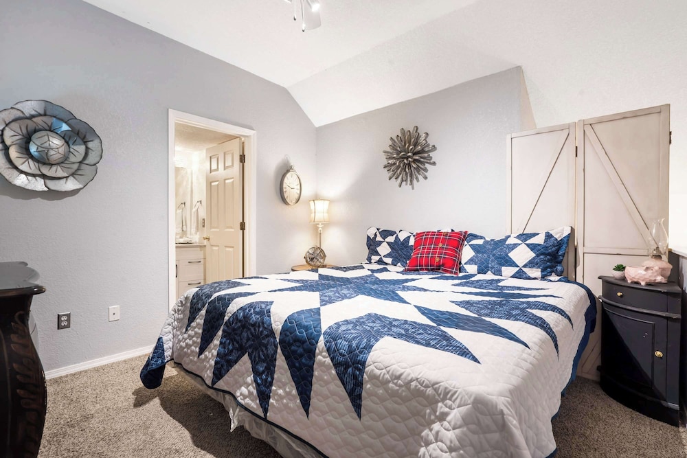 Warm Welcome Getaway Resort Stay for 6 With Amenities Near Downtown