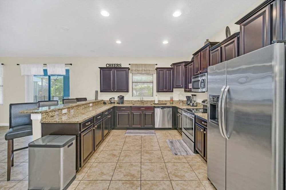 Incredible Pool Spa & Game Room Private Home! 6 Bedroom Villa