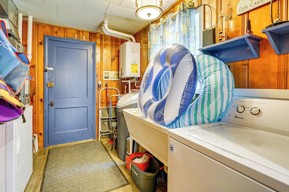Walk to Cranberry Lake: Quaint Family Cottage