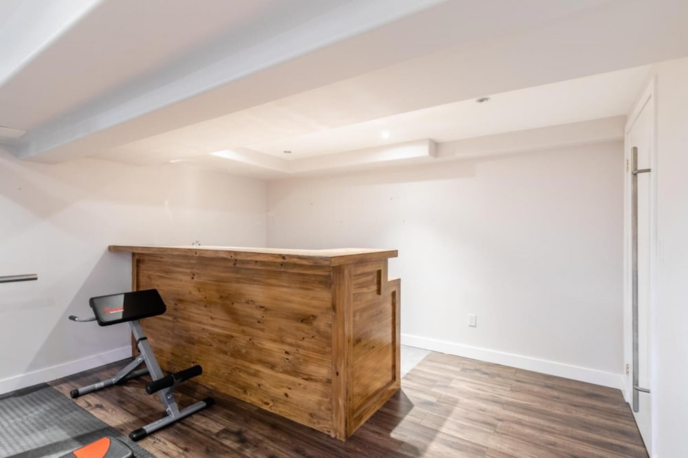 Unique Townhome Private HOT TUB Gym Sauna BBQ Playground Garage