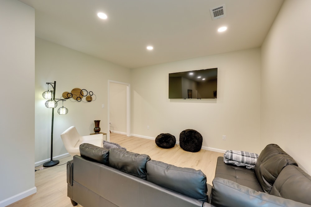 Duplex w/ Furnished Patio Near Lake Ouachita!