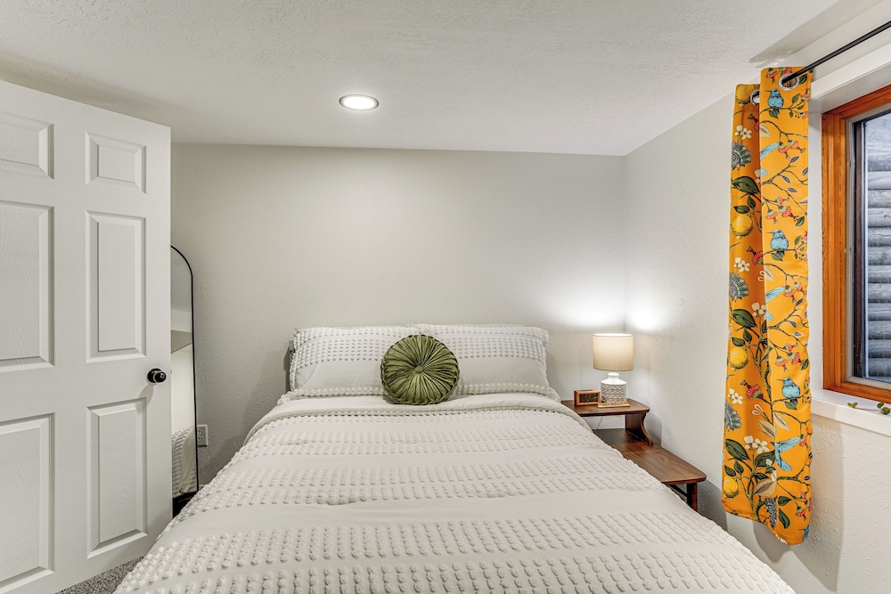 < 1 Mi to Dtwn Sioux Falls: Home w/ Private Yard view 2