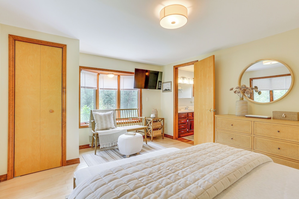 13 Mi to Ski Big Bear: Updated Getaway w/ Deck