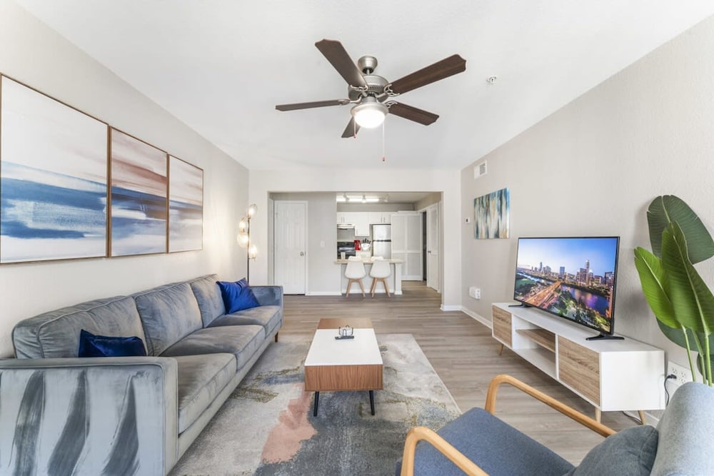 Ideal 2BR King Suite w Gym Pool Close to Downtown
