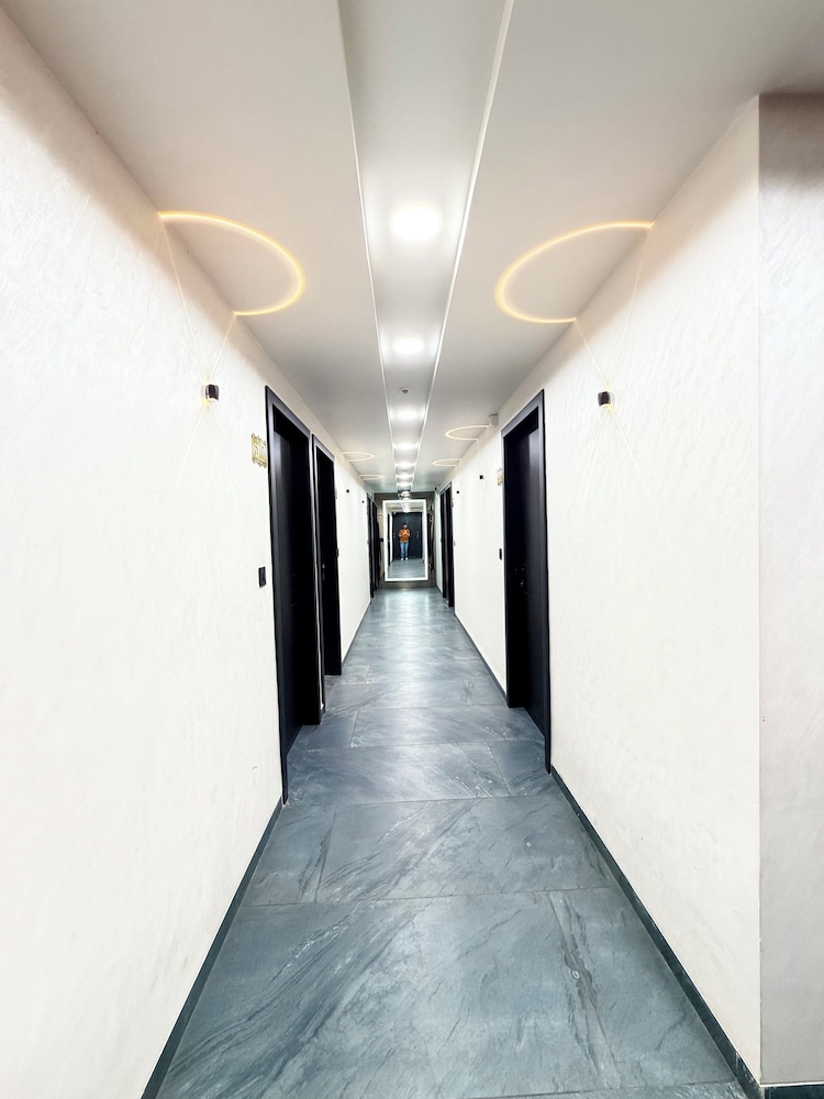 Hotel The Avanta - Gandhinagar