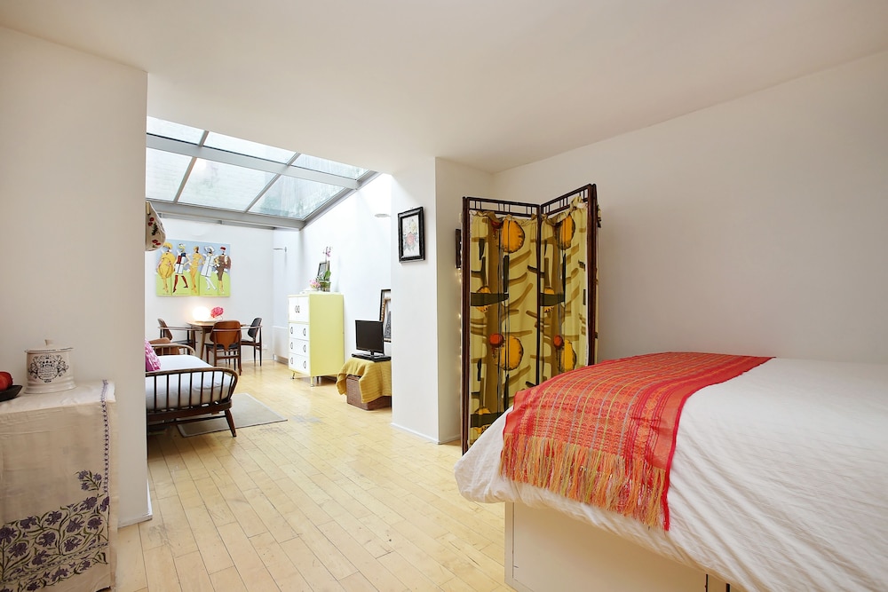 Bright Chic Garden Apartment