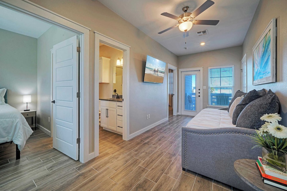 Sleeps 33! 4 Condos, Walk to the Beach, Resort-style Pool, Endless Summer Resort