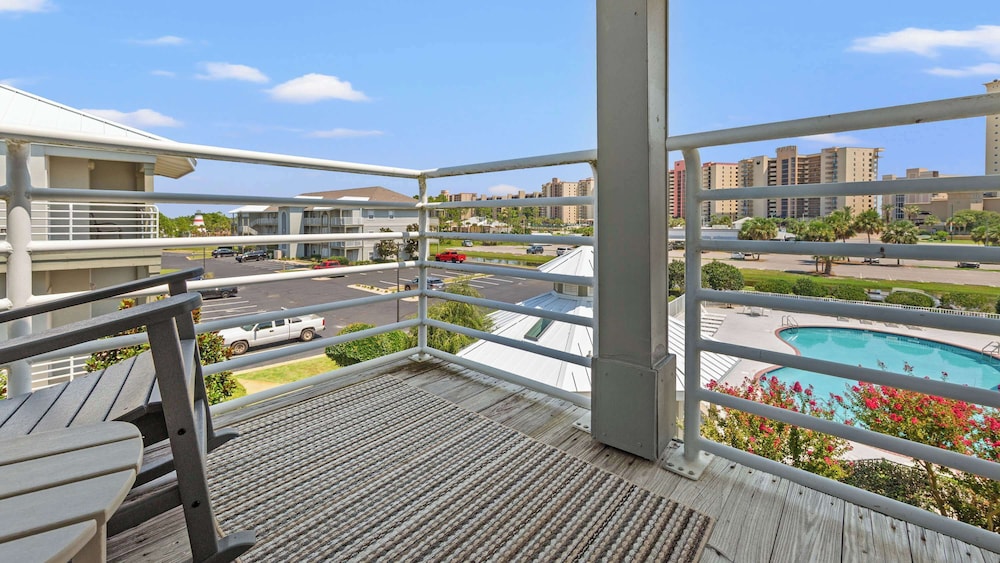 Cozy 3-bedroom Condo Comfy Living Space, Two Balconies, Outdoor Pool