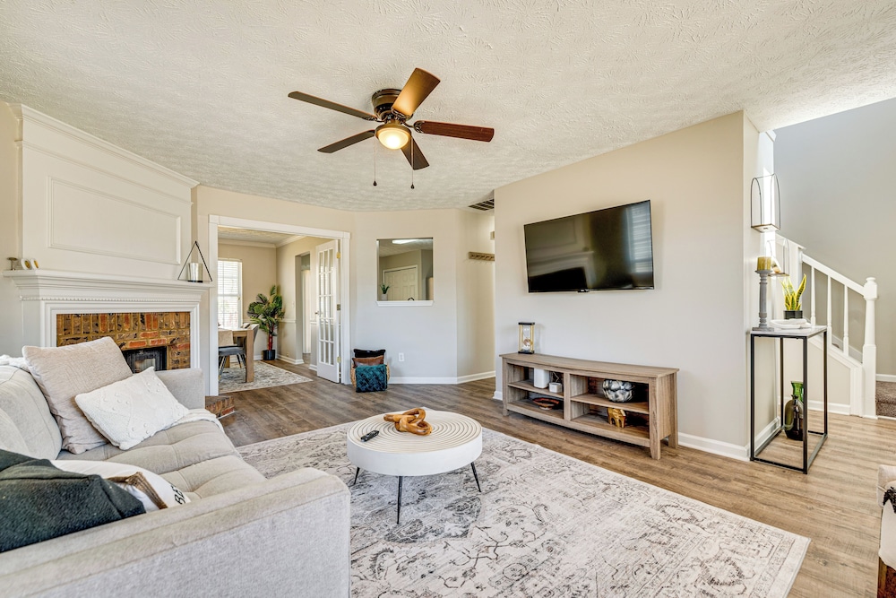 10 Mi to Six Flags: Austell Home w/ Expansive Yard