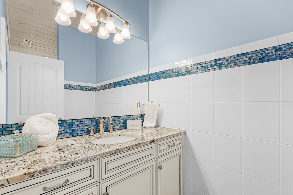 571 Seabatical: Canal Front With Pool! 5 Bedroom Home
