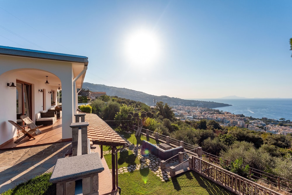 Luxury Villa with breathtaking Seaview, pool, BBQ