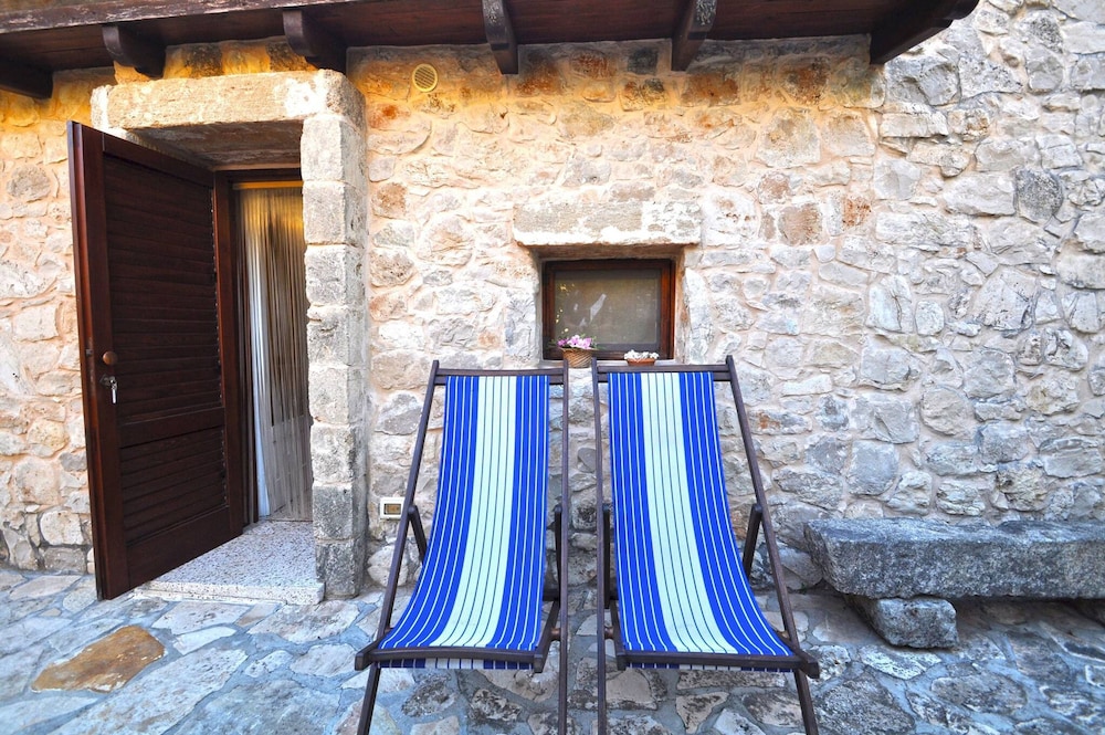 Trullo dei Beneficati a Pochi Metri dal Mare