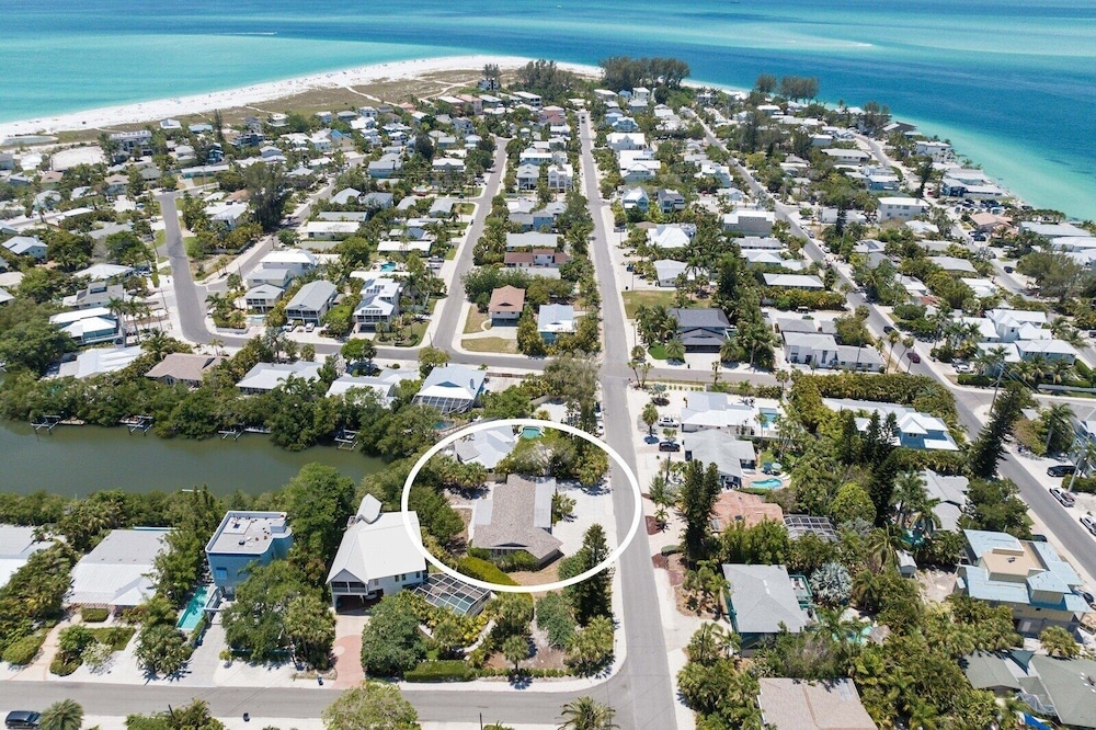 Dock Of The Bay 2 Bedroom Home by RedAwning view 5