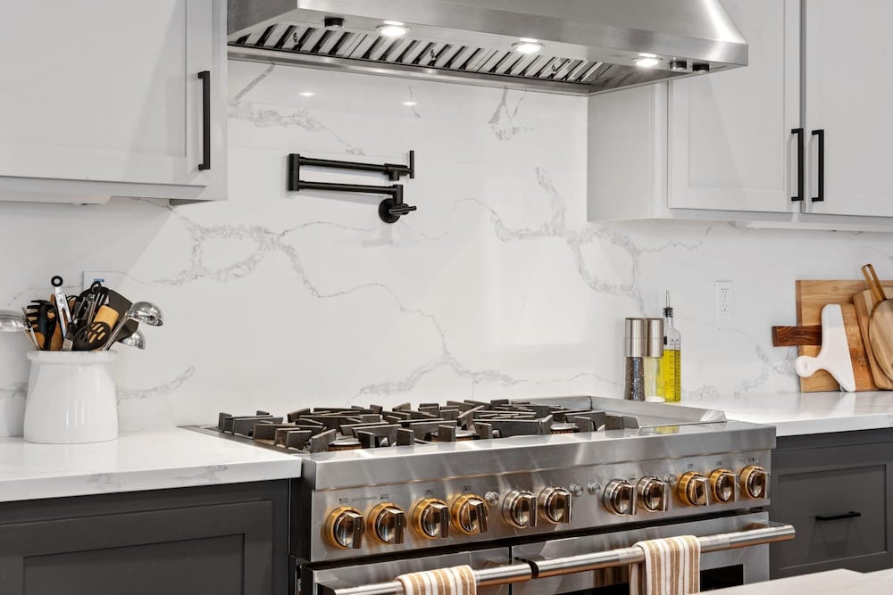 Luxury Retreat Home w Hot Tub - Property Image 16