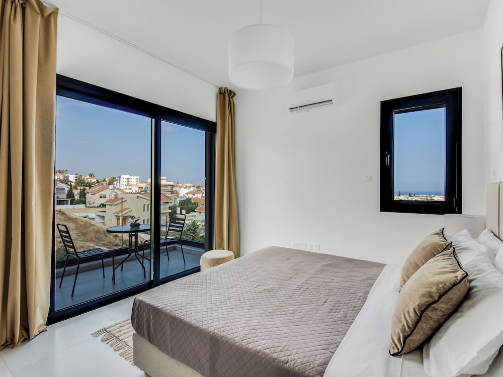 Sanders Elgio - Precious 3-bdr Apt With Balcony view 2