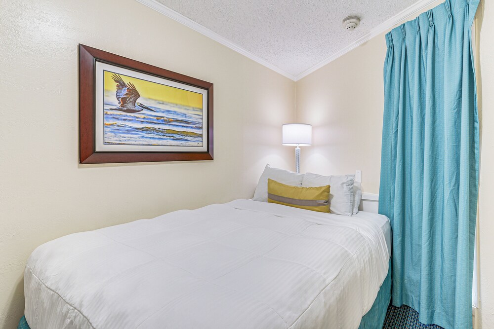 Steps to Babes Beach: Condo w/ Pool in Galveston