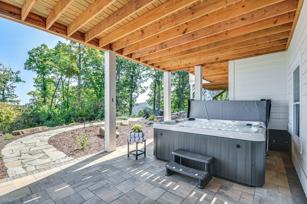 Luxe Black Mountain Manor on 15 Acres!