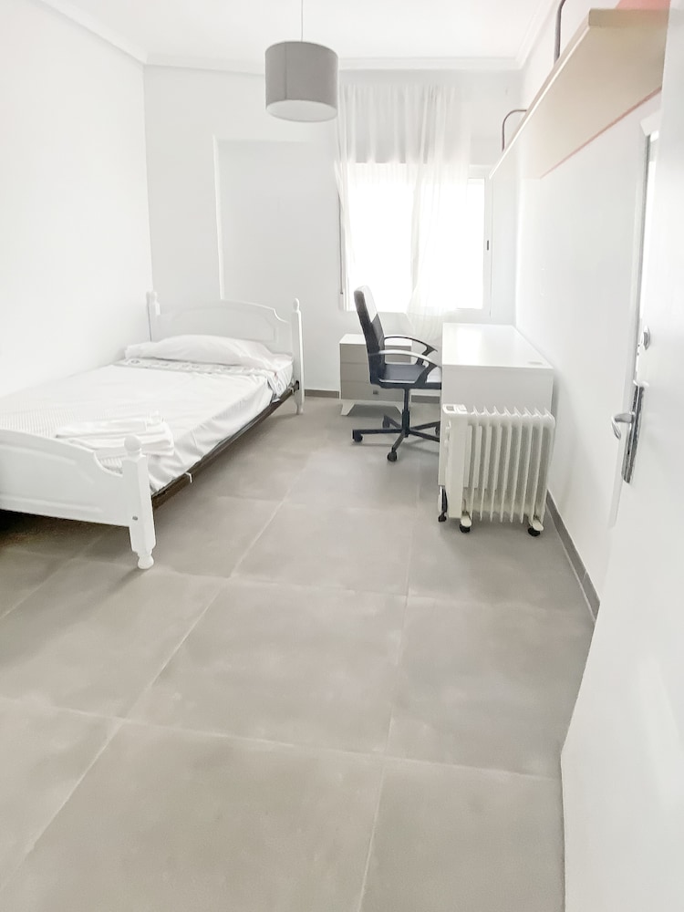 Elegant 4 beds train station upto 6 Pax