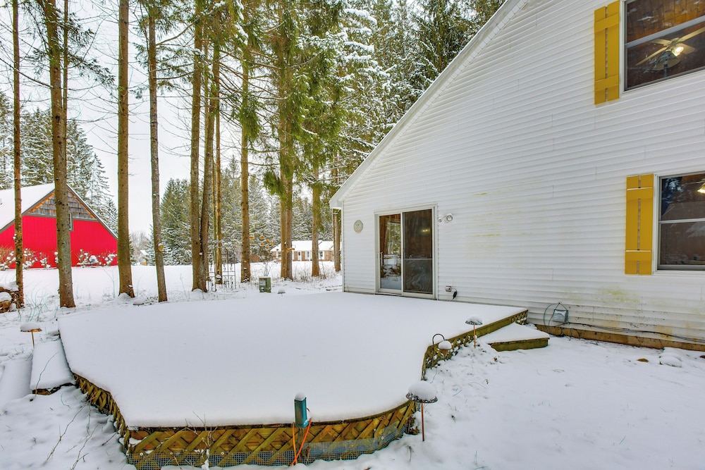 < 1 Mi to Snowmobile Trails: Cozy Cadillac Retreat
