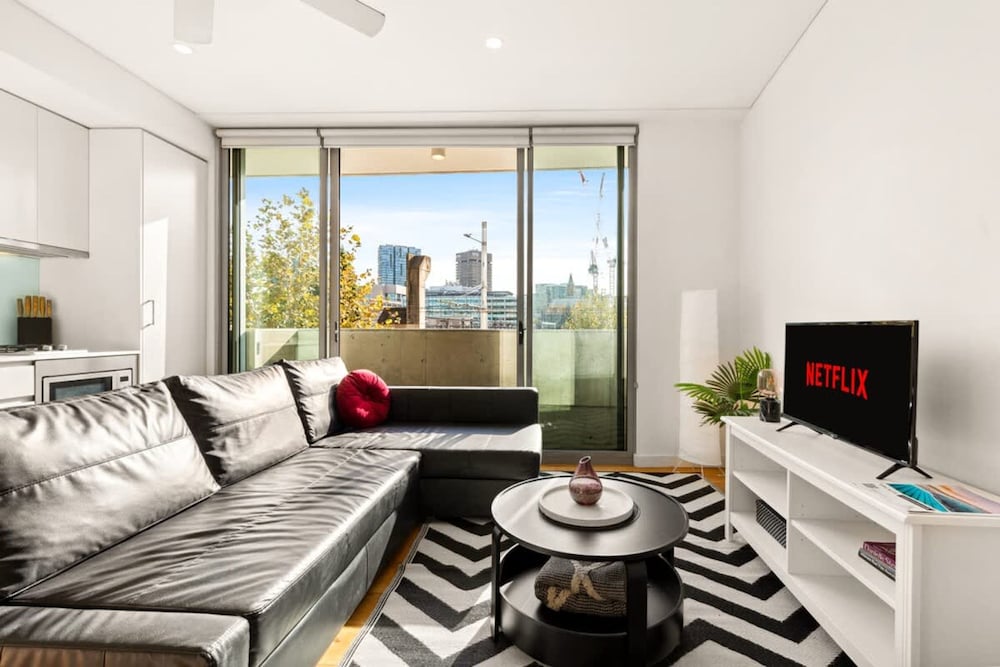 Central Modern 1 Bedroom With Air-con Balcony