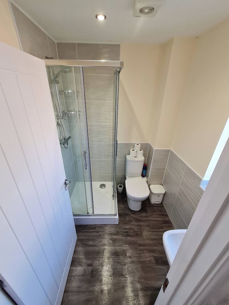 Spacious 3-bed House - Sleeps 8, Garden & Parking
