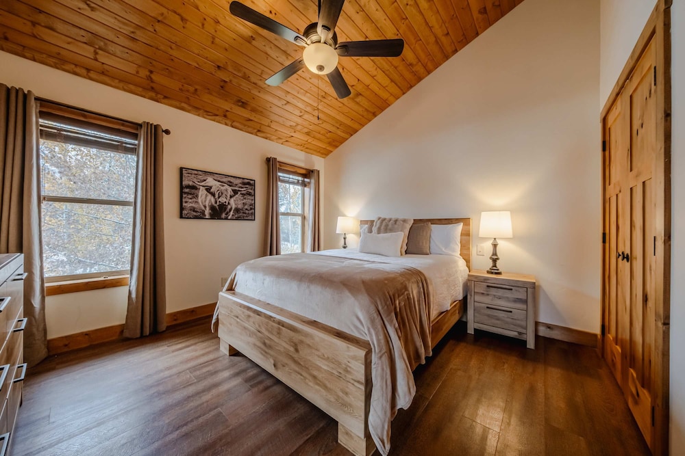 Flathead River Retreat For 15!