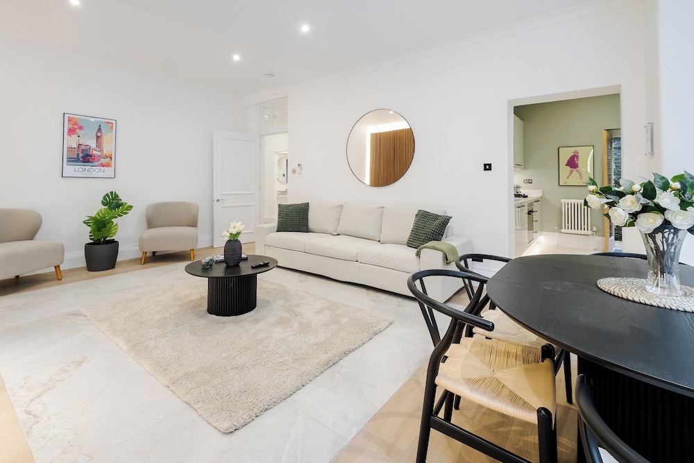 Luxury Oasis in South Kensington WITH AC