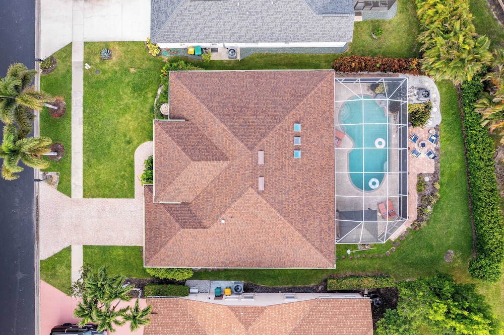 Private Pool, Firepit, Game Room Mins to Beaches + Community Amenities Casa Solara by Avantstay