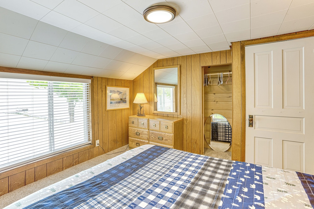 Autumn Escape on Glen Lake: Waterfront Cottage!