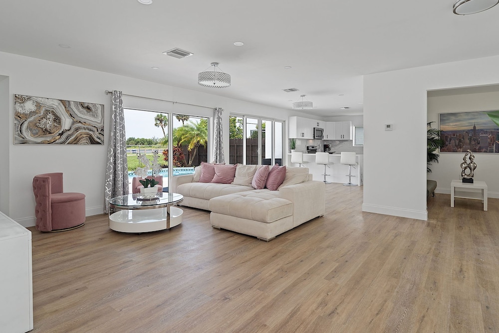 Dreamy 4BR Getaway w Private Pool Luxe Patio in Miramar