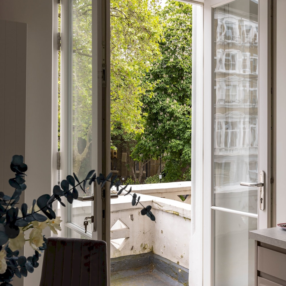 Balcony South Kensington Luxury 2 bed Apartment