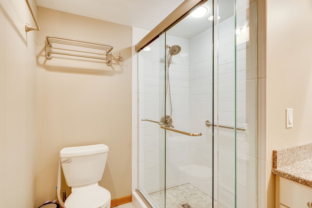 Near Skiing & Hiking! North Conway Gem w/ Balcony