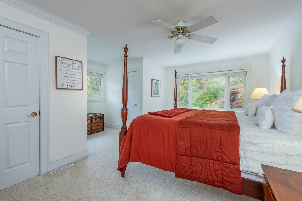Riverfront Sanctuary Your Mountain Getaway