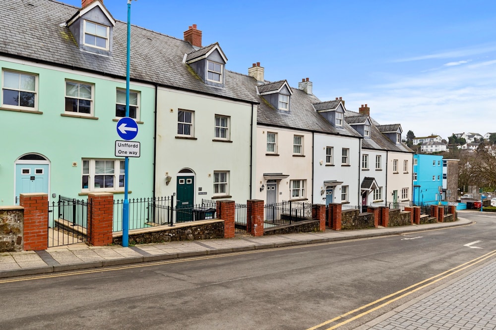 Maes-y-berllan - Close to Village and Beach